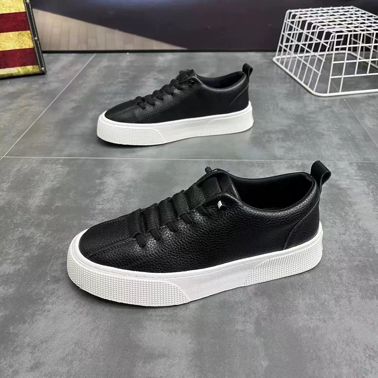 Modische minimalistische Sportschuhe für Männer