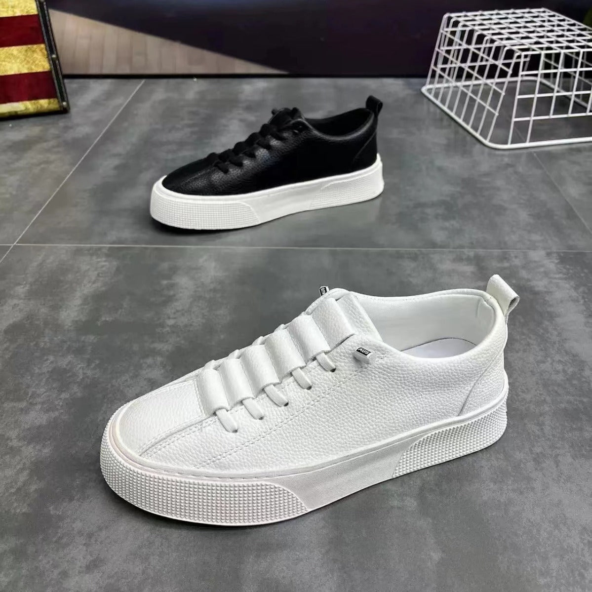 Modische minimalistische Sportschuhe für Männer