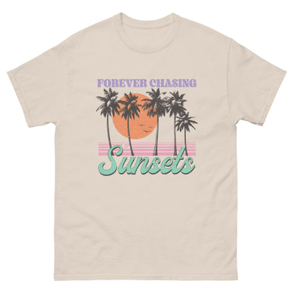 Forever Chasing Sunsets Unisex T-Shirt – Trage die Magie des Sonnenuntergangs