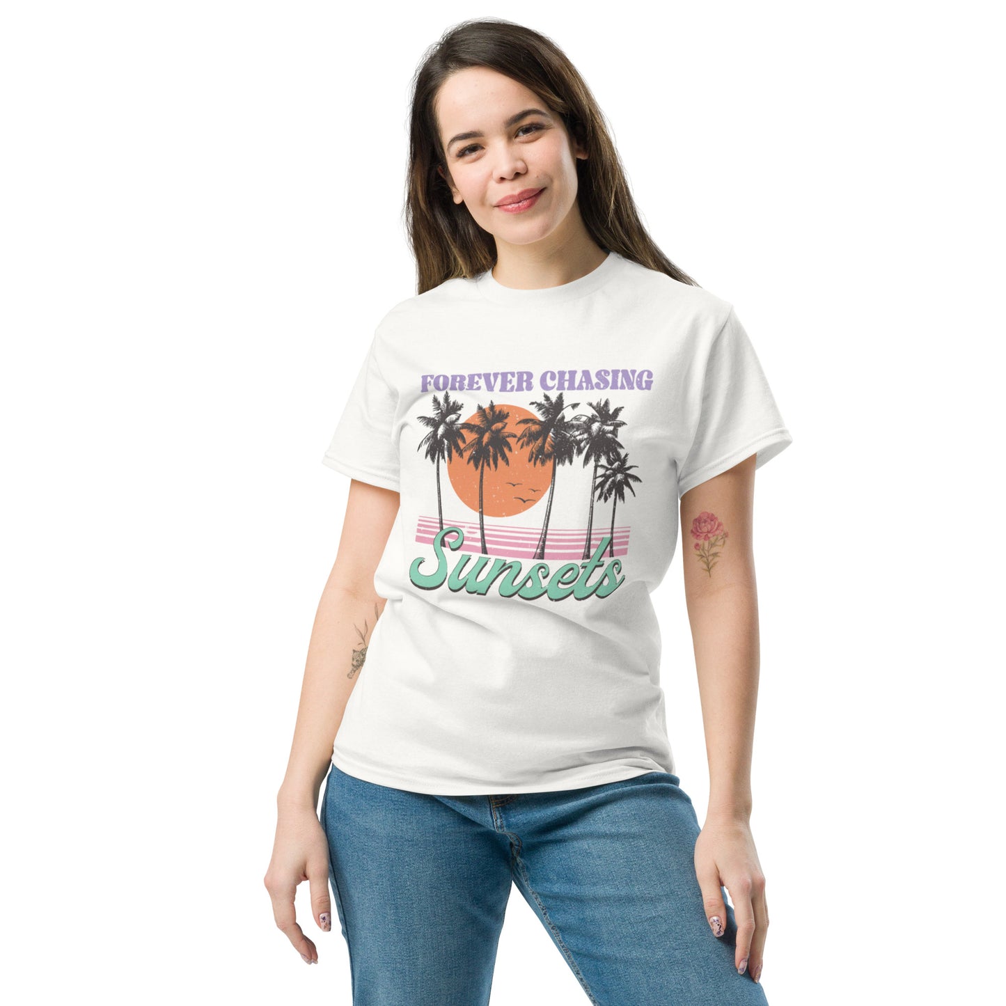 Forever Chasing Sunsets Unisex T-Shirt – Trage die Magie des Sonnenuntergangs